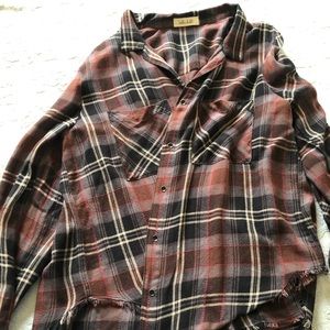 Bella Dahl two pocket fray hem shirt